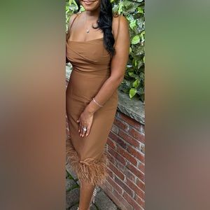 Occasion dress Material: Woven Fabric / Feather
Stretch Factor: Low Stretch